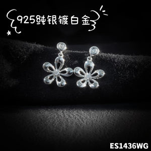 Flower Attract Stud Earrings